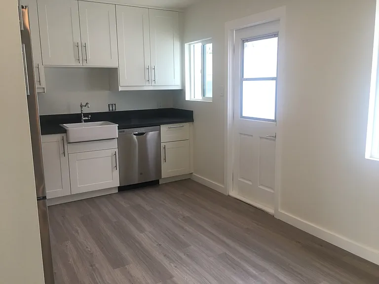 2076 Thomas Ave — Photo 3
