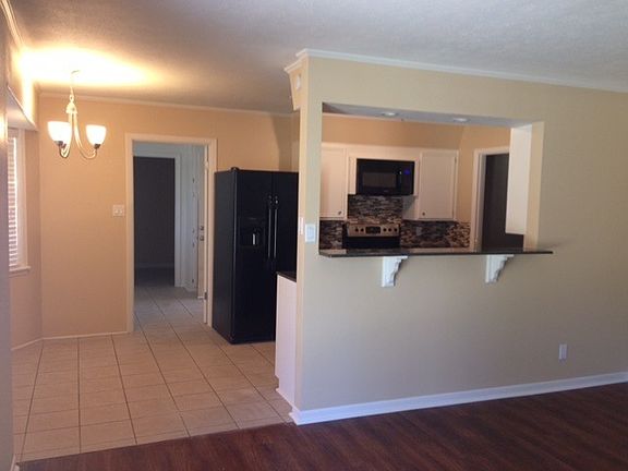 Open Floor plan - Large Dining Area