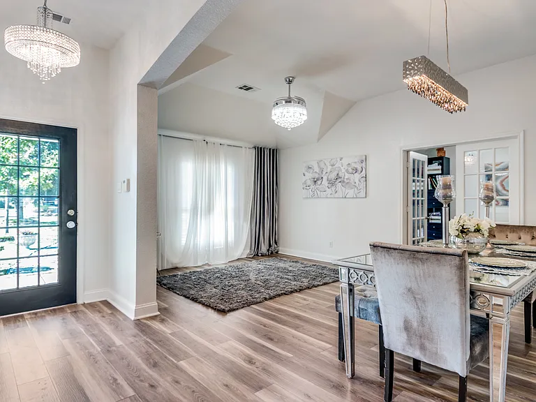 1010 Oakbrook Dr — Photo 2