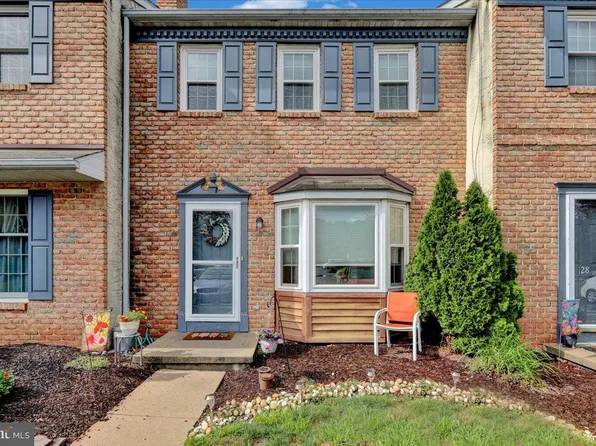 27 Warwick Ct, Reading, PA 19606