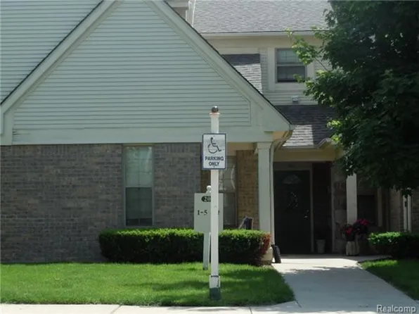 204 Maplewood Ct Unit 1, South Lyon, MI 48178