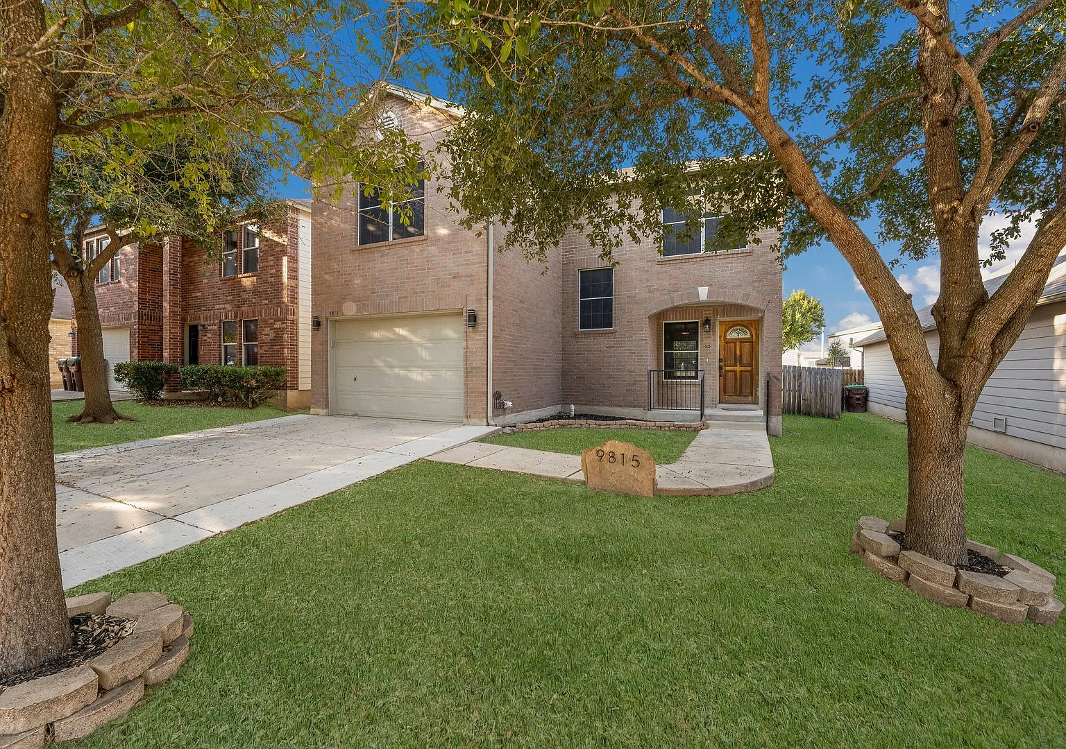 Charming & Spacious 3/2.5 in Mesa Creek — Photo 1