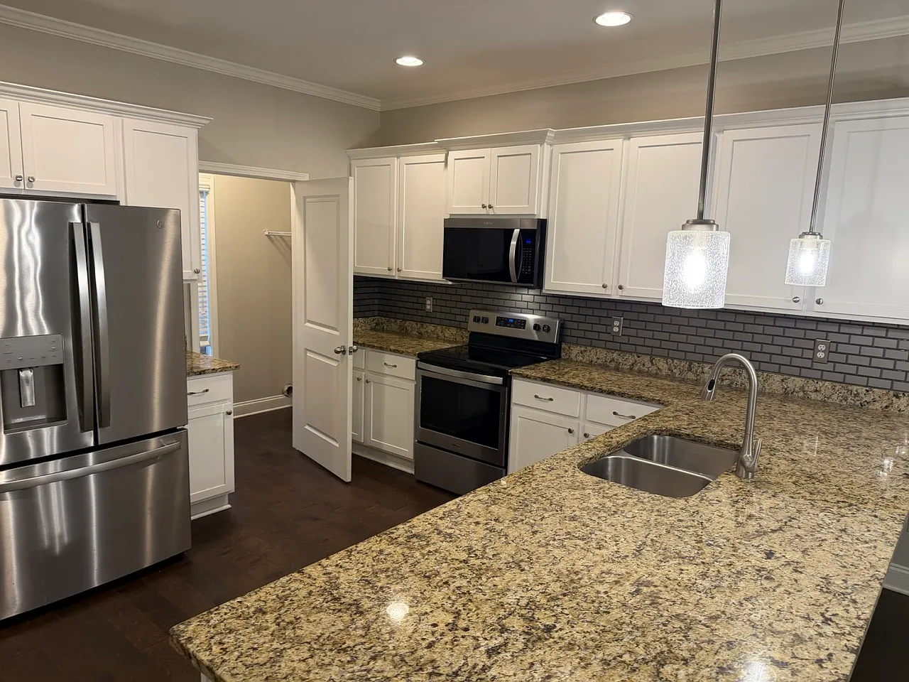 3 bed, 2.5 bath, 1506 sqft, $2,050 — Photo 3