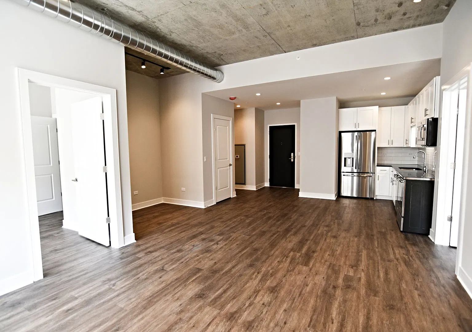 2 bed, 2.0 bath, 1032 sqft, $4,128 — Photo 3