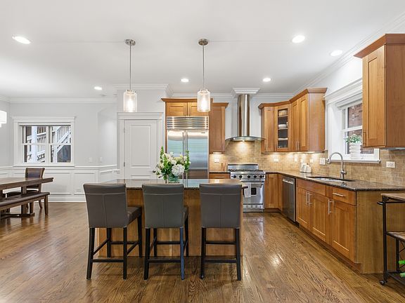 4th image of 927 W George St APT 2