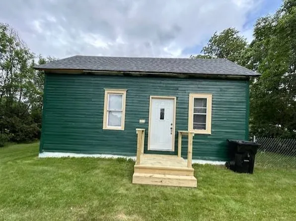 211 3rd St W, Zeeland, ND 58581
