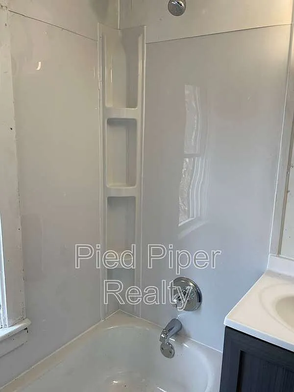 4 bed, 1.0 bath, 1509 sqft, $1,595 — Photo 4