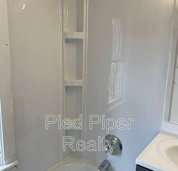 320 W Clark St — Photo 4