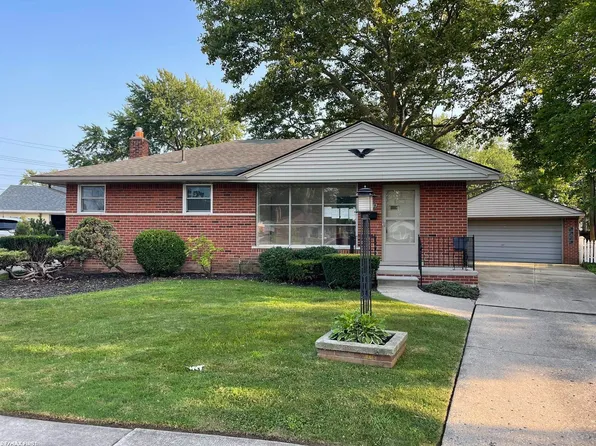 21734 Visnaw Ct, Saint Clair Shores, MI 48081