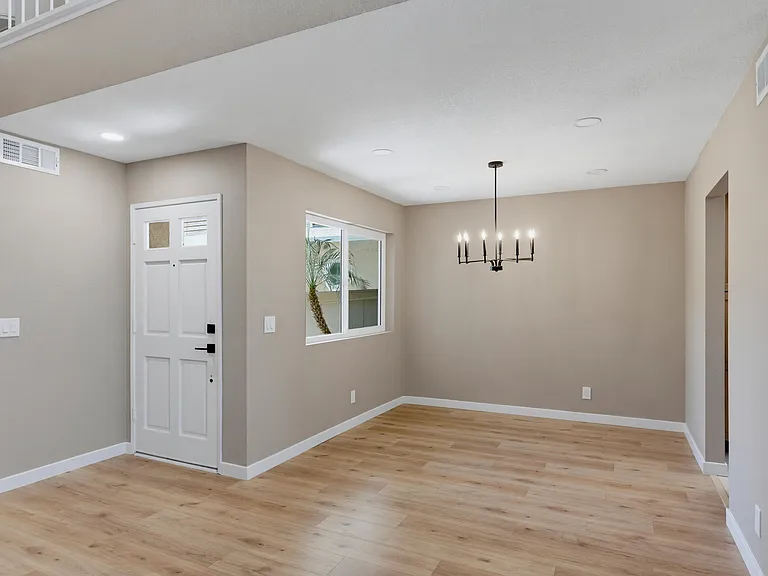 54 Sandalwood — Photo 12