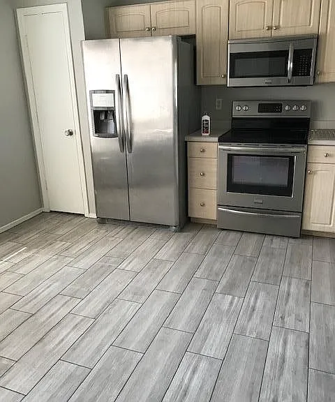 8723 N 112th Ave — Photo 2