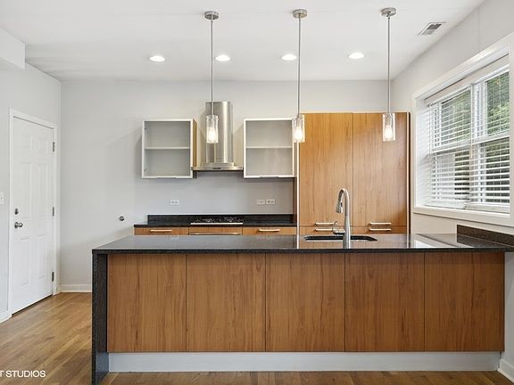 5th image of 1653 N Fairfield Ave APT 204