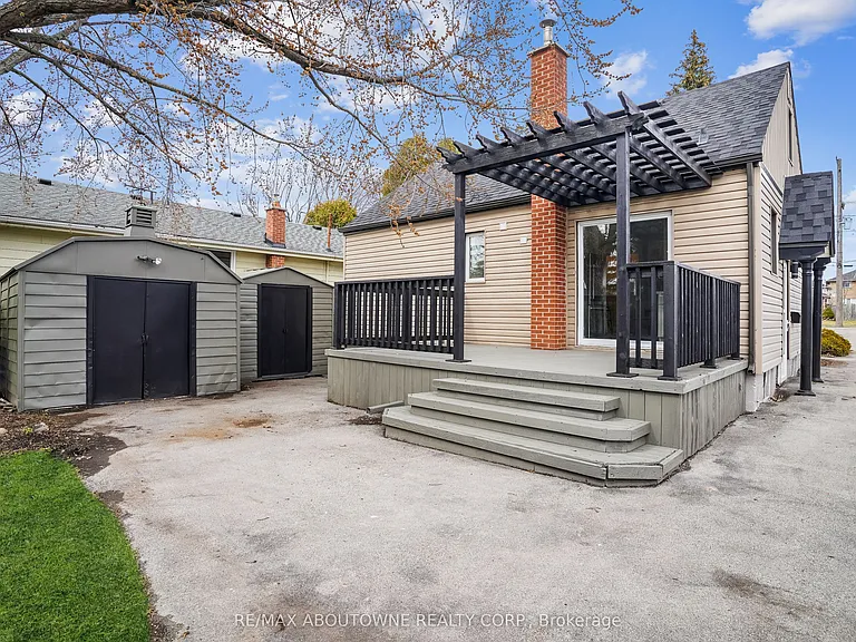 96 Mohawk Rd E — Photo 6