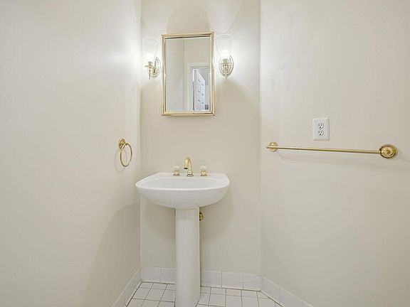 4th image of 4127 Trowbridge St #1