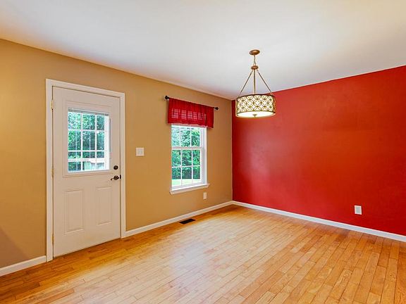 4th image of 380 Farmway Dr SE