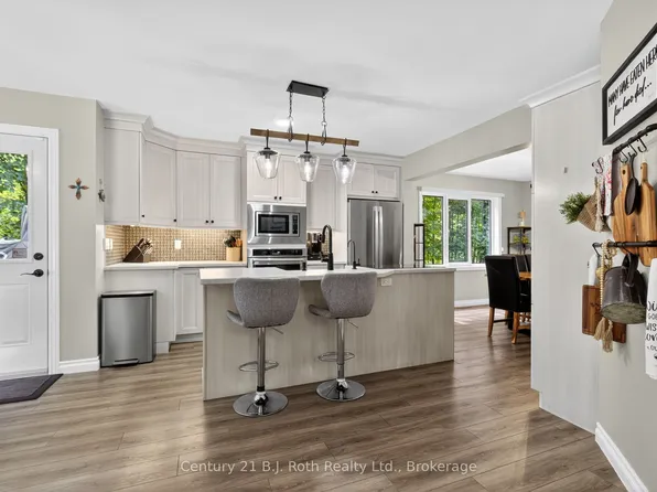 83 Wozniak Rd, Penetanguishene, ON L9M 1W6