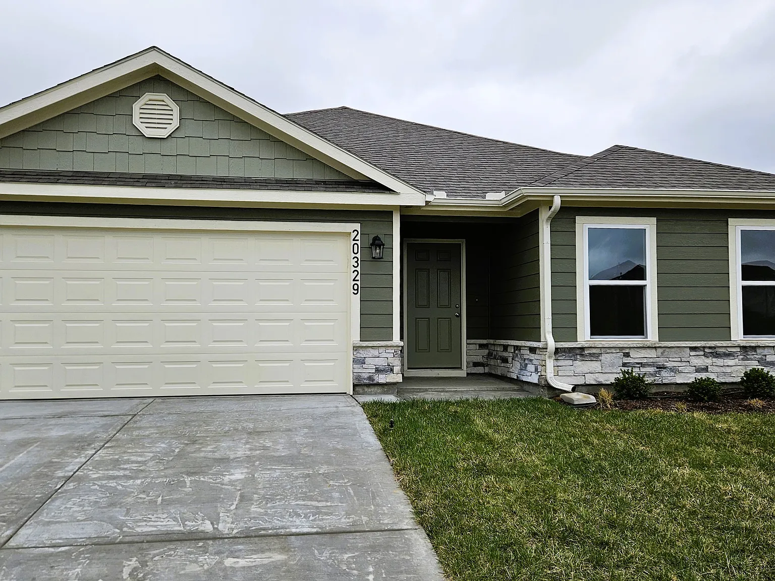 3 bed, 1703 sqft, $2,550 — Photo 2