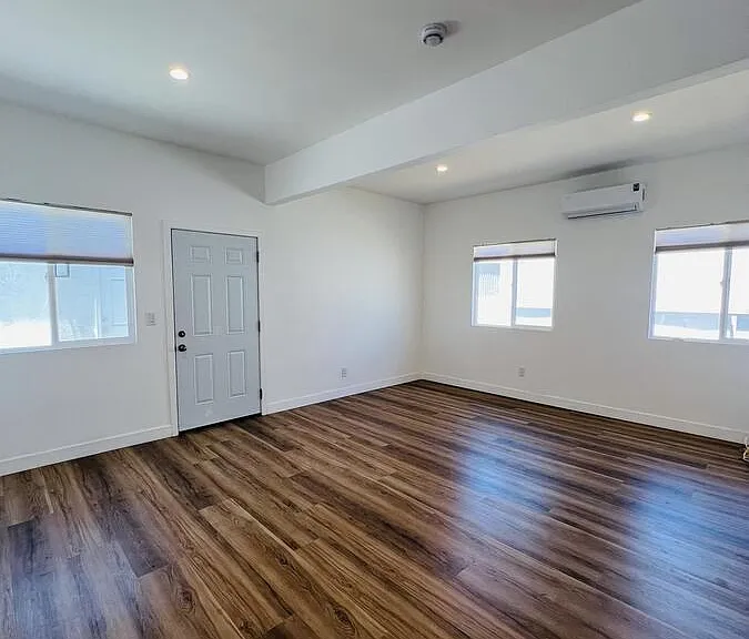 15523 Van Ness Ave — Photo 9