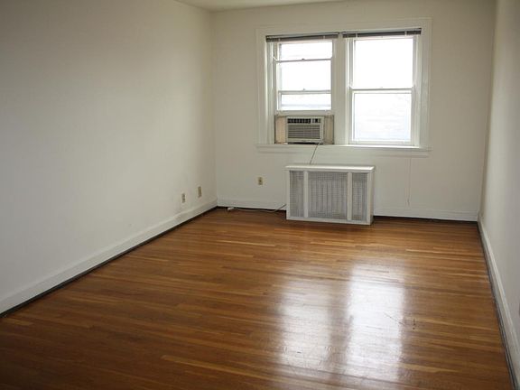 4th image of 1316 Morten St APT 105