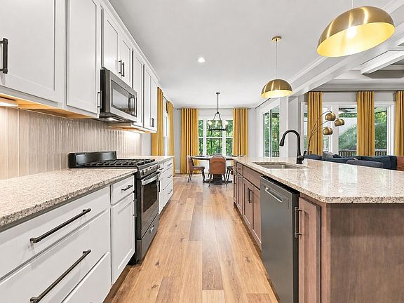 4th image of 35 Deacon Ridge Ln