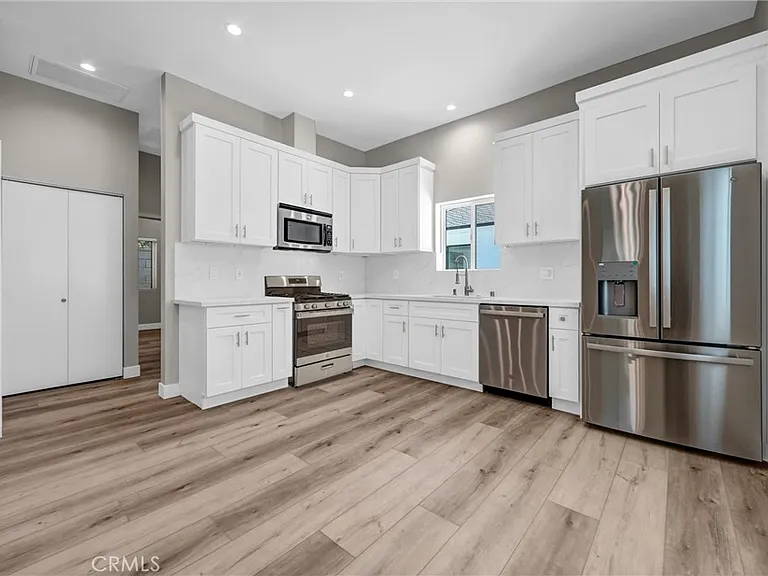 9998 1/2 Louise Ave — Photo 1