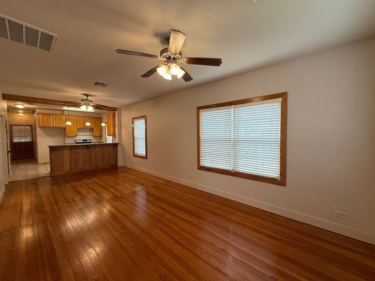 Updated 1926 Craftsman Style 3/1 / Cute Front Porch / No Capet / NBISD — Photo 4