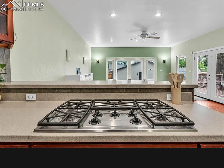 2414 N Greenwood St — Photo 4