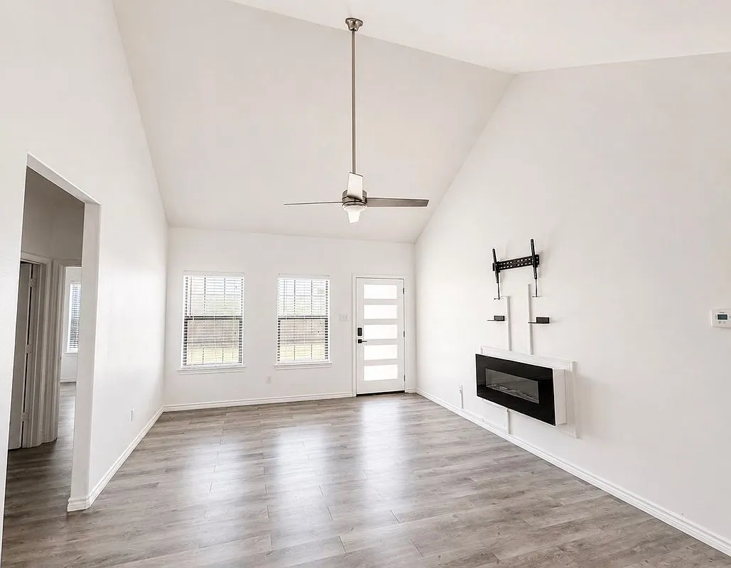 3 bed, 2.0 bath, 1378 sqft, $2,150 — Photo 4