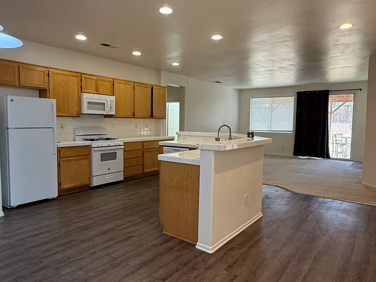4 bed, 2400 sqft, $2,500 — Photo 2