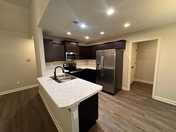4th image of 1029 Hogue Dr