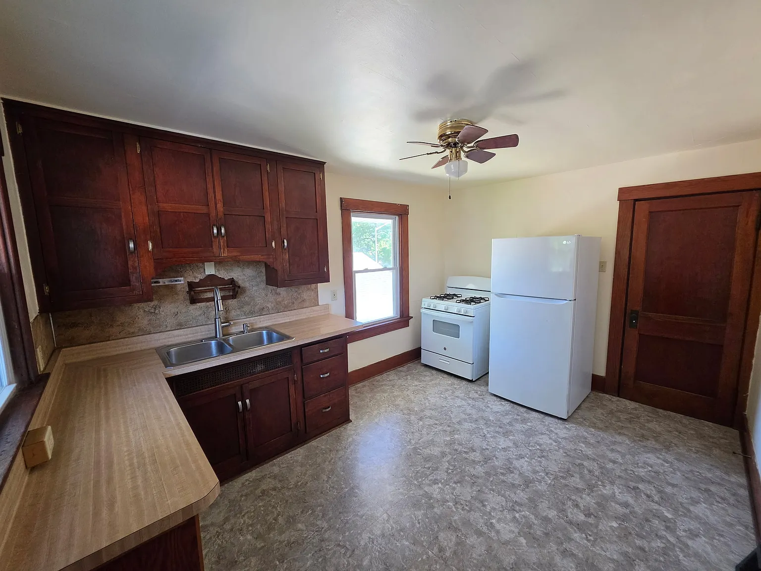 2 bed, 860 sqft, $1,075 — Photo 4