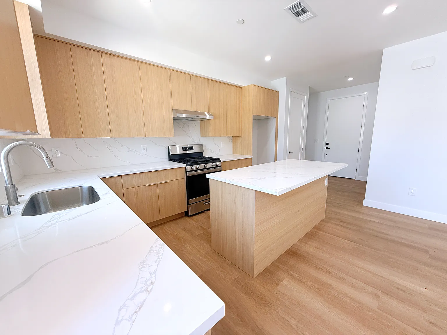 4 bed, 4.5 bath, $4,500 — Photo 3