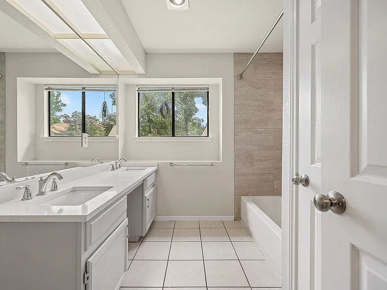 8905 Bridgewood Trl — Photo 19