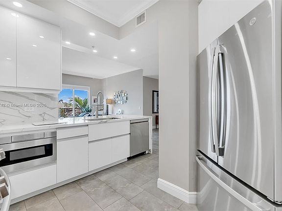 2nd image of 2617 NE 14th Ave APT 306
