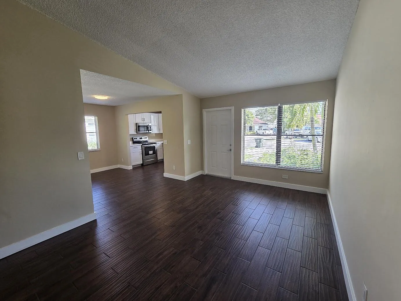 2 bed, 2.0 bath, 921 sqft, $2,400 — Photo 4