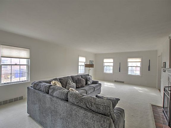 5th image of 228 Southmoreland Pl