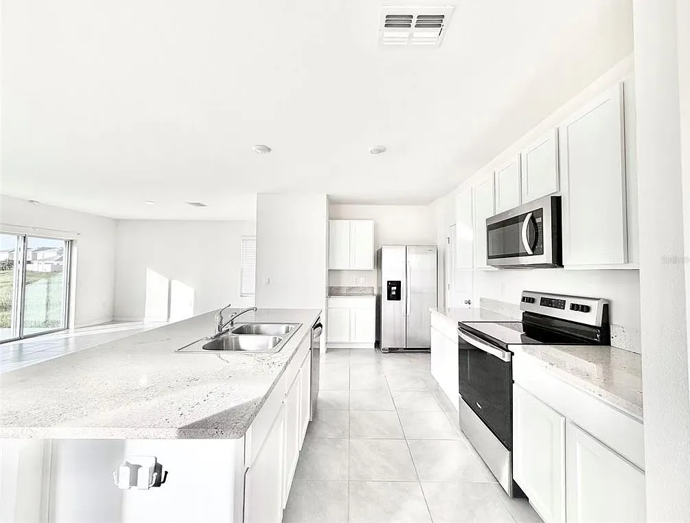 4 bed, 2.5 bath, 2260 sqft, $2,400 — Photo 4