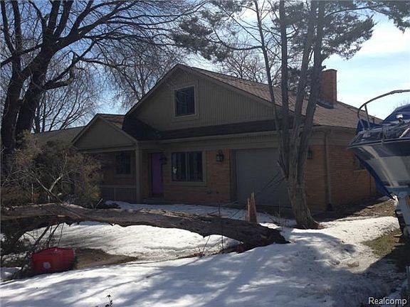 2nd image of 31996 Riverdale St