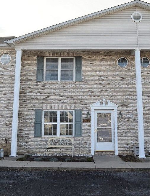 1st image of 214 Waterbrook Ct