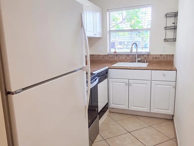 2400 NE 10th St #108 — Photo 3
