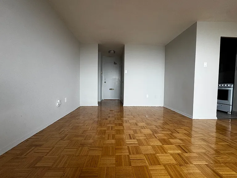 1219 Dundas St W — Photo 33