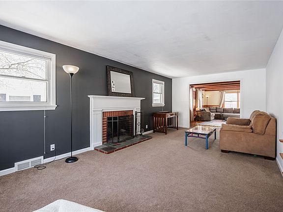 3rd image of 121 Wyndham Rd