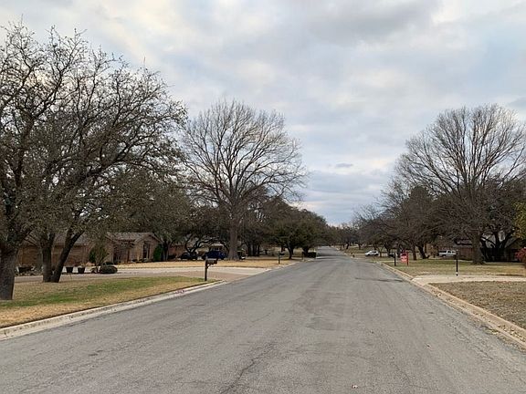 5th image of 614 Oakpark Dr