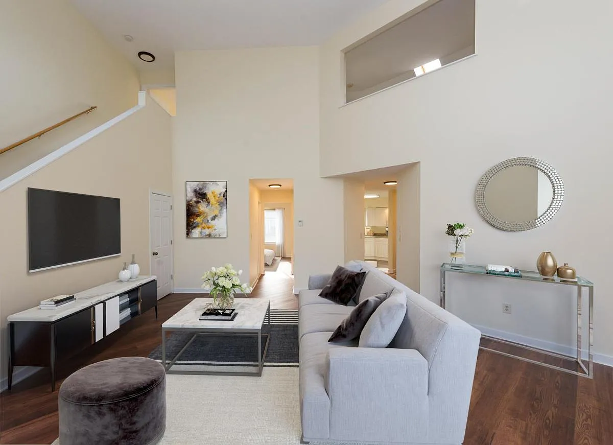 Rosewood Condominiums — Photo 4