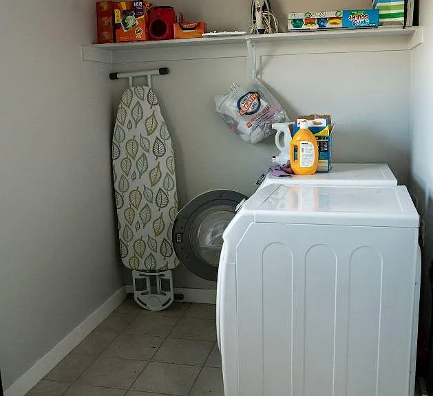 2543 N Drexler Dr — Photo 10