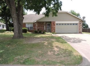 420 W 54th St, Sand Springs, OK 74063