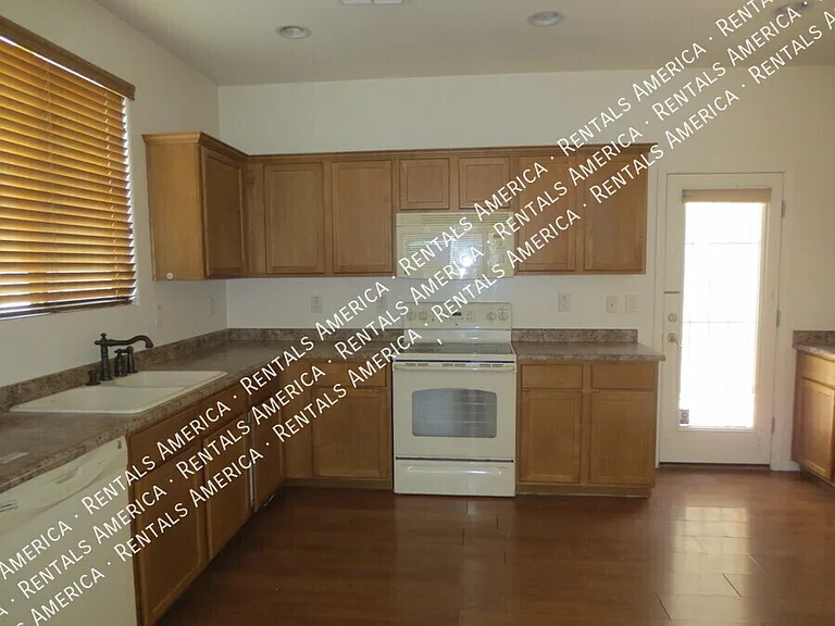 1670 E Elgin St — Photo 3