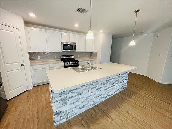 5th image of 613 Forest Bend Ln