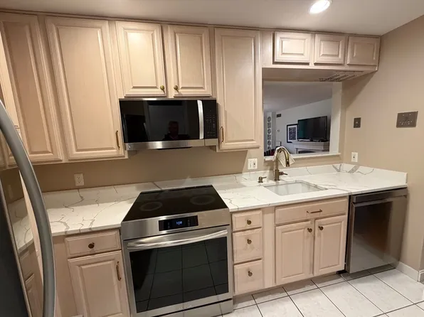 269 Cambridge Rd APT 204, Woburn, MA 01801
