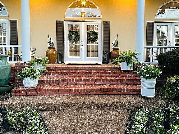 Entrance form circle drive